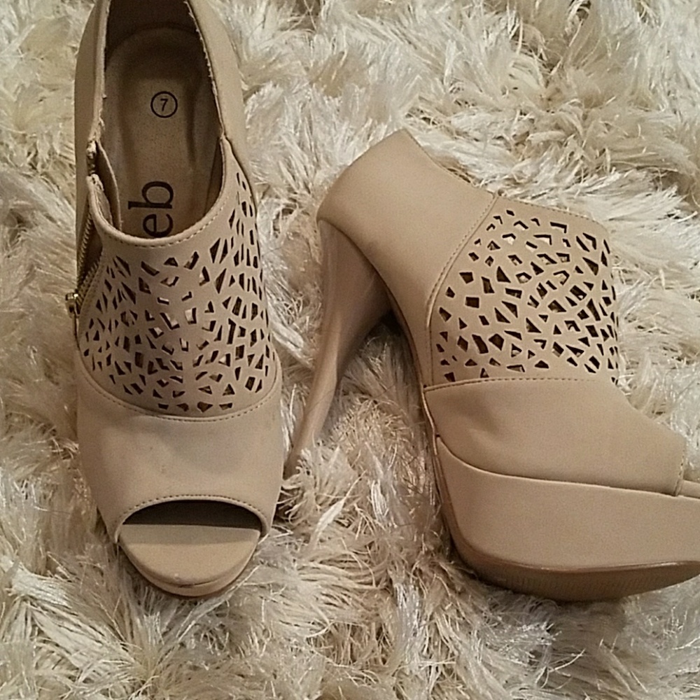 New laser cut tan heels size 7